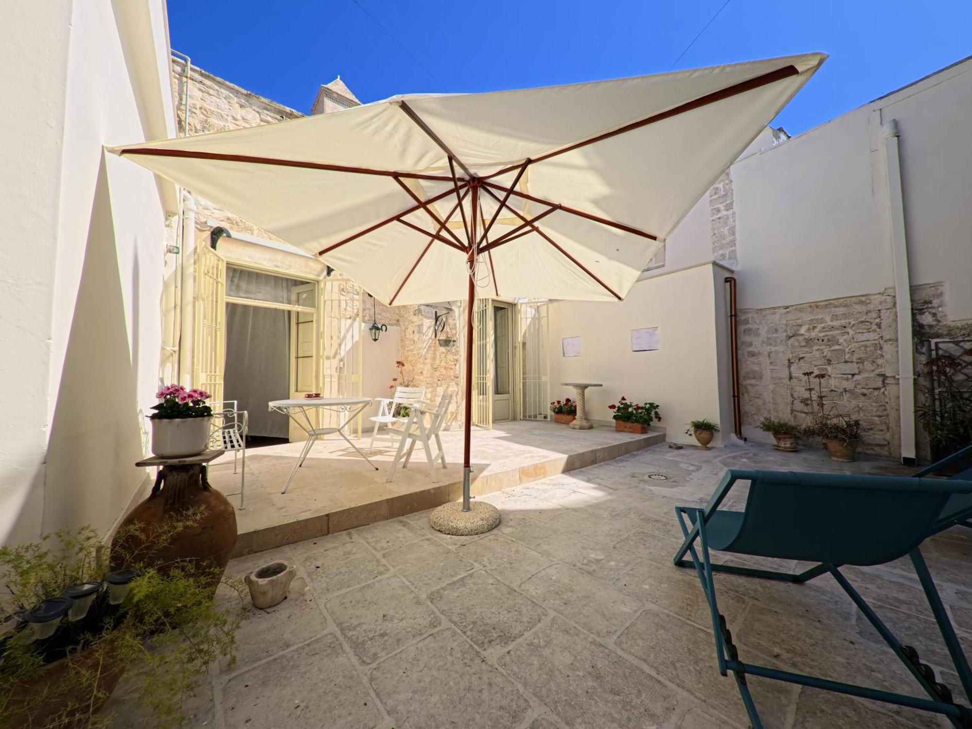 Palazzo Framarino Dei Malatesta - Noble Floor - XIV Century Giovinazzo Exterior photo